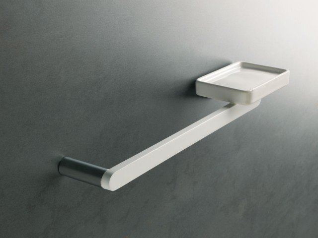 Asta portasalviette in ottone e portasapone in ceramica finitura bianca, living stilhaus Asta portasalviette in ottone e portasapone in ceramica finitura bianca, living stilhaus