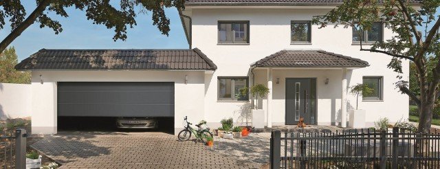 Il portone sezionale da garage RenoMatic 2016 di Hörmann, con motorizzazione ProMatic e superficie Sandgrain – finemente ruvida al tatto e particolarmente resistente – è disponibile a 995 Euro (prezzo consigliato in versione verniciata) nelle dimensioni promozionali 2375 x 2125 mm, 2500 x 2125 mm e 2500 x 2250 mm. In versione Decograin – superficie caratterizzata da un effetto simil-legno – con pari dimensioni, è proposto a 1.095 Euro (prezzo consigliato). Per i garage doppi da 4500 x 2125 mm e 4500 x 2250 mm, Hörmann offre inoltre il portone RenoMatic 2015 con superficie Sandgrain a 1.545 Euro (prezzo consigliato) oppure con superficie Decograin a 1.645 Euro (prezzo consigliato). La motorizzazione ProMatic, inclusa nella fornitura, è dotata dell’evoluto Sistema BiSecur, che deve la sua eccezionale sicurezza all’utilizzo di una codifica AES 128, standard riconosciuto e utilizzato a livello internazionale. Acquistando un portone RenoMatic 2016, sarà possibile ricevere gratuitamente un secondo telecomando per la motorizzazione. www.hormann.it Il portone sezionale da garage RenoMatic 2016 di Hörmann, con motorizzazione ProMatic e superficie Sandgrain – finemente ruvida al tatto e particolarmente resistente – è disponibile a 995 Euro (prezzo consigliato in versione verniciata) nelle dimensioni promozionali 2375 x 2125 mm, 2500 x 2125 mm e 2500 x 2250 mm. In versione Decograin – superficie caratterizzata da un effetto simil-legno – con pari dimensioni, è proposto a 1.095 Euro (prezzo consigliato). Per i garage doppi da 4500 x 2125 mm e 4500 x 2250 mm, Hörmann offre inoltre il portone RenoMatic 2015 con superficie Sandgrain a 1.545 Euro (prezzo consigliato) oppure con superficie Decograin a 1.645 Euro (prezzo consigliato). La motorizzazione ProMatic, inclusa nella fornitura, è dotata dell’evoluto Sistema BiSecur, che deve la sua eccezionale sicurezza all’utilizzo di una codifica AES 128, standard riconosciuto e utilizzato a livello internazionale. Acquistando un portone RenoMatic 2016, sarà possibile ricevere gratuitamente un secondo telecomando per la motorizzazione. www.hormann.it