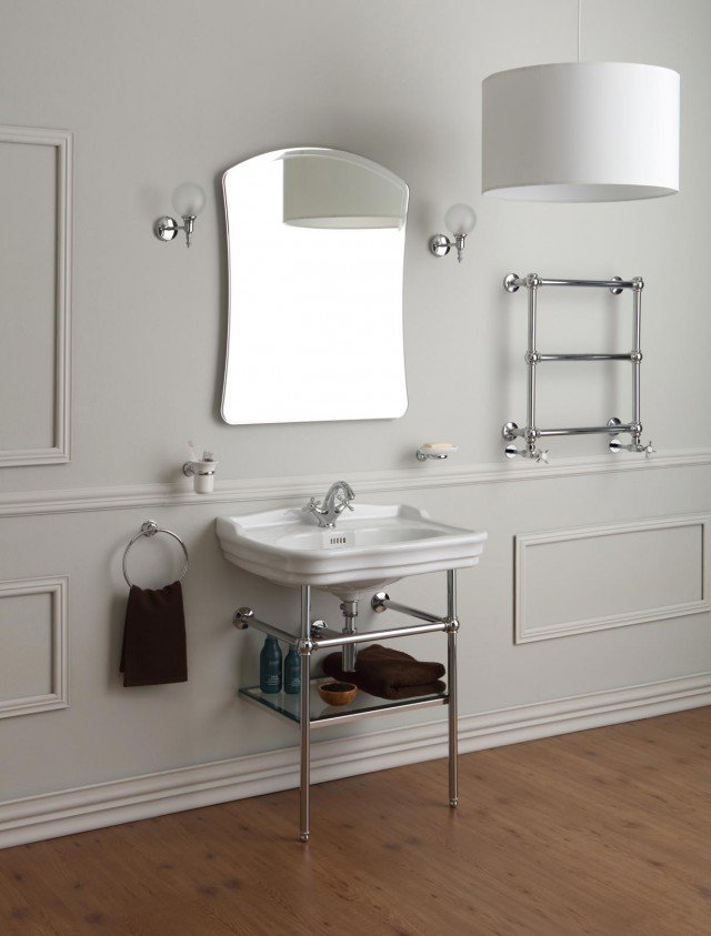 Specchio sagomato con molatura a bastone, applique reversibili, termoarredo in ottone, arredobagno smart di stilhaus Specchio sagomato con molatura a bastone, applique reversibili, termoarredo in ottone, arredobagno smart di stilhaus