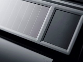 cella fotovoltaica Velux montata all'esterno del serramento per energia solare cella fotovoltaica Velux montata all'esterno del serramento per energia solare
