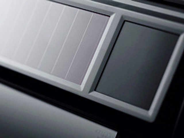 cella fotovoltaica Velux montata all'esterno del serramento per energia solare cella fotovoltaica Velux montata all'esterno del serramento per energia solare