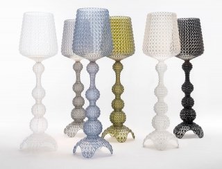 Lampada da terra realizzata in materiale plastico di Kartell. Designer Ferruccio Laviani. Lampada da terra realizzata in materiale plastico di Kartell. Designer Ferruccio Laviani.