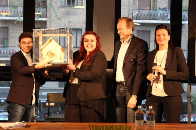 Il team r00ts, composto da tre studenti della facoltà di architettura e ingegneria edile dell’Università degli studi di Salerno, Serena Giuditta, Pasquale Cucco e Edoardo Aurino. che ha vinto il premio in palio per il contest "La Casa di Domani". Il team r00ts, composto da tre studenti della facoltà di architettura e ingegneria edile dell’Università degli studi di Salerno, Serena Giuditta, Pasquale Cucco e Edoardo Aurino. che ha vinto il premio in palio per il contest "La Casa di Domani".