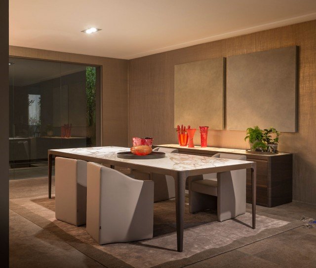 Solida di Natevo è impreziosito dal piano rettangolare realizzato in pregiato marmo con una raffinata venatura nelle tonalità bianco e beige; le gambe sono in massello di rovere caffè. Misura L 240 x P 160 x H 76 cm. Prezzo su richiesta. www.natevo.com Solida di Natevo è impreziosito dal piano rettangolare realizzato in pregiato marmo con una raffinata venatura nelle tonalità bianco e beige; le gambe sono in massello di rovere caffè. Misura L 240 x P 160 x H 76 cm. Prezzo su richiesta. www.natevo.com