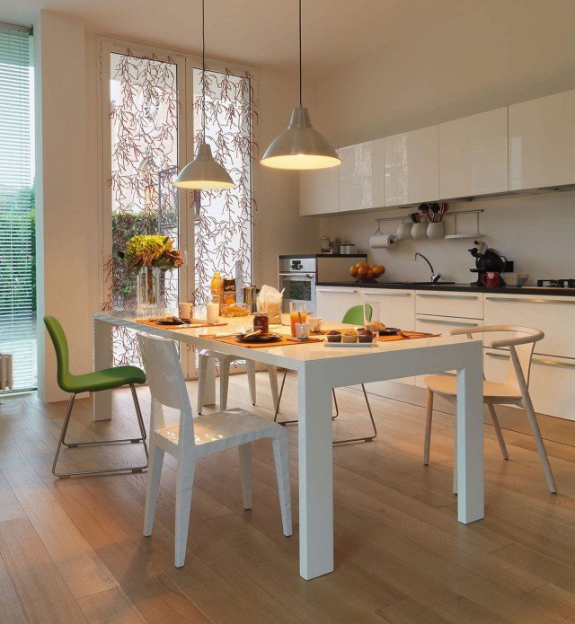 Gamma di Cappellini è un tavolo in legno con una struttura interna in acciaio. É disponibile laccato lucido o opaco in una delle numerose colorazioni presenti in cartella per adattarsi a ogni ambiente. Misura L 250 x P 90 x H 73,5 cm. Prezzo su richiesta. www.cappellini.it Gamma di Cappellini è un tavolo in legno con una struttura interna in acciaio. É disponibile laccato lucido o opaco in una delle numerose colorazioni presenti in cartella per adattarsi a ogni ambiente. Misura L 250 x P 90 x H 73,5 cm. Prezzo su richiesta. www.cappellini.it