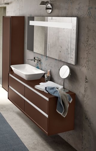 Lavabo da appoggio su piano Connect AIR Ideal standard da 60 cm abbinato a mobile sottolavabo da 120 cm a quattro cassetti colore marrone scuro matt. Lavabo da appoggio su piano Connect AIR Ideal standard da 60 cm abbinato a mobile sottolavabo da 120 cm a quattro cassetti colore marrone scuro matt.
