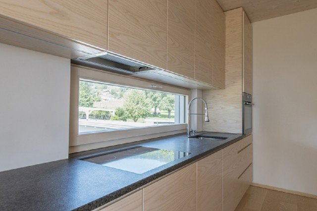 Il modello di finestra HF210 in legno/alluminio di Internorm ha profilo in legno e guscio in alluminio esterno in colori a scelta offrendo la massima personalizzazione estetica. Le tre guarnizioni consentono livelli di isolamento fino a 0,67 W/m2K. Ferramenta nascosta di serie. www.internorm.it Il modello di finestra HF210 in legno/alluminio di Internorm ha profilo in legno e guscio in alluminio esterno in colori a scelta offrendo la massima personalizzazione estetica. Le tre guarnizioni consentono livelli di isolamento fino a 0,67 W/m2K. Ferramenta nascosta di serie. www.internorm.it