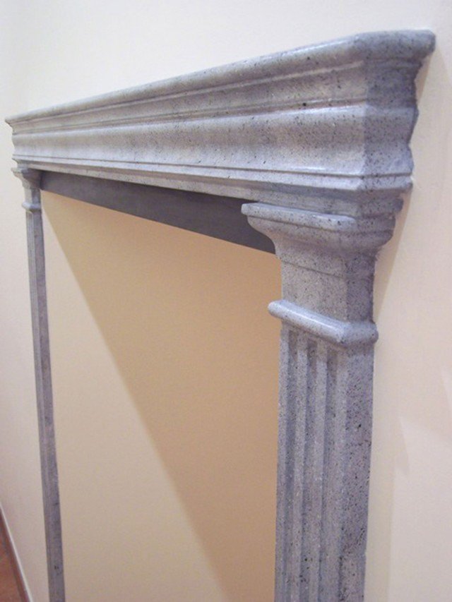 Con colori e pennelli è possibile riprodurre marmi e pietre. Io ho usato una di queste tecniche antiche per decorare la cornice in gesso di un finto caminetto di un albergo, imitando il peperino grigio (Foto 1). Con colori e pennelli è possibile riprodurre marmi e pietre. Io ho usato una di queste tecniche antiche per decorare la cornice in gesso di un finto caminetto di un albergo, imitando il peperino grigio (Foto 1).