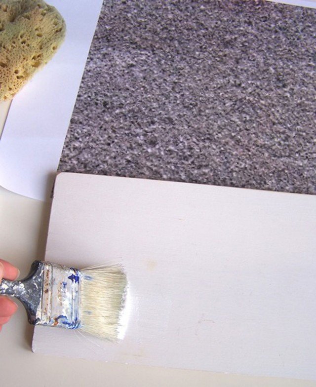 Cercate su Internet una foto del peperino grigio, stampatela ed usatela come modello in tutte le fasi della decorazione (Foto 2). Cercate su Internet una foto del peperino grigio, stampatela ed usatela come modello in tutte le fasi della decorazione (Foto 2).
