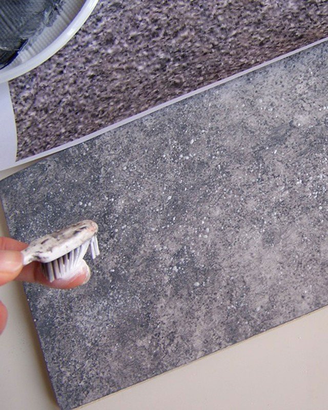 Intingete le punte delle setole dello spazzolino nel colore bianco, scaricate un po’ di colore su un foglio di carta assorbente e passate il dito sulle setole per schizzare il colore (Foto 5). Intingete le punte delle setole dello spazzolino nel colore bianco, scaricate un po’ di colore su un foglio di carta assorbente e passate il dito sulle setole per schizzare il colore (Foto 5).