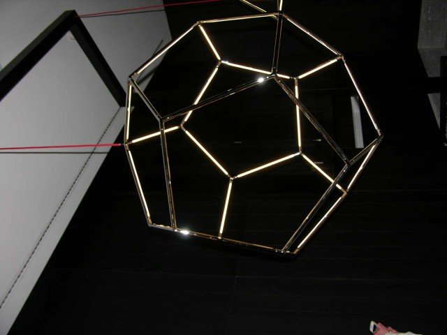 I-designers-Kocowisch-hanno-progettato-questa-lampada-di-gioielleria.-Invece-di-usare-una-struttura-di-base-per-reggere-la-luce,-hanno-integrato-la-luce-nella-struttura-stessa I-designers-Kocowisch-hanno-progettato-questa-lampada-di-gioielleria.-Invece-di-usare-una-struttura-di-base-per-reggere-la-luce,-hanno-integrato-la-luce-nella-struttura-stessa