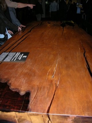 Il tavolo Riflessi Millenari Il tavolo Riflessi Millenari