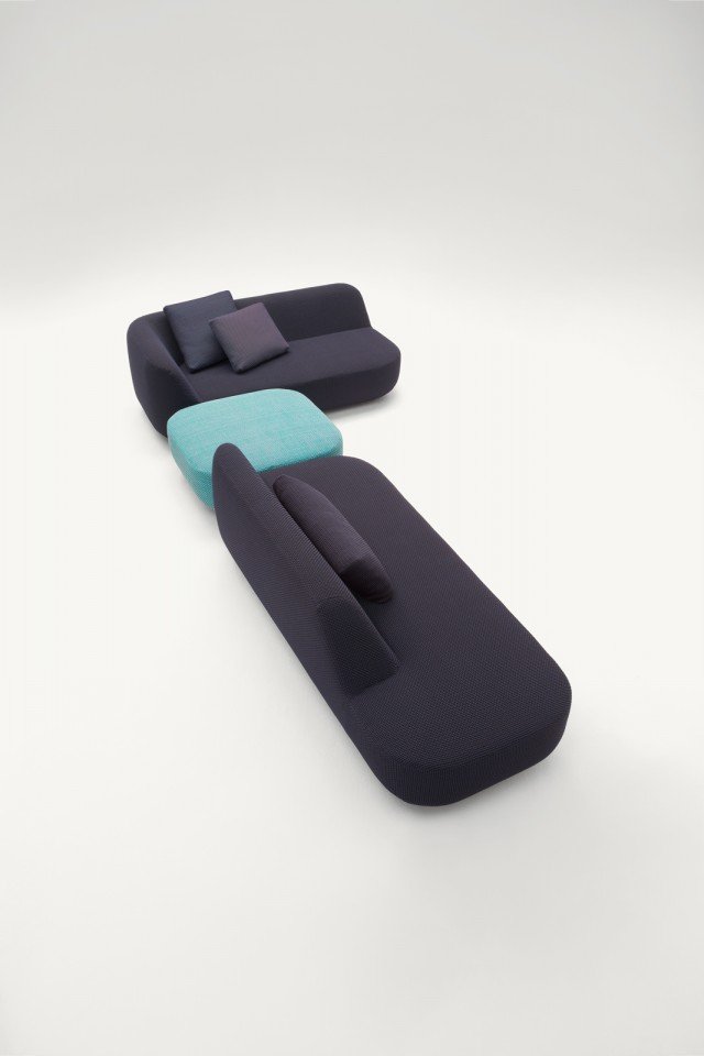La serie Uptown è composta da elementi modulari terminali, elementi sagomati, chaise longue e pouf. La struttura interna in acciaio è imbottita in poliuretano schiumato; il rivestimento è sfoderabile e disponibile nei tessuti Blend o Dots o nel nuovo tessuto Piqué, tutte esclusive Paola Lenti per interno. La serie Uptown è composta da elementi modulari terminali, elementi sagomati, chaise longue e pouf. La struttura interna in acciaio è imbottita in poliuretano schiumato; il rivestimento è sfoderabile e disponibile nei tessuti Blend o Dots o nel nuovo tessuto Piqué, tutte esclusive Paola Lenti per interno.