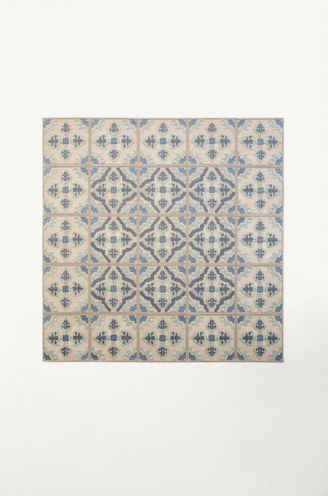 Donna Florio e Donna Costanza sono tappeti per eserno di Marella Ferrera. Sono modulari realizzati con elementi da centimetri 50x50 e ricamati a mano. Il decoro viene eseguito con una treccia piatta tinta unita o bicolore. Gli elementi sono poi uniti fra loro con un nastrodello stesso colore della rete di fondo. Donna Florio è prodotto utilizzando due decori, uno per la parte centrale del tappeto, uno per la cornice. Gli elementi che compongono Donna Costanza sono invece tutti diversi l'uno dall'altro. Donna Florio e Donna Costanza sono tappeti per eserno di Marella Ferrera. Sono modulari realizzati con elementi da centimetri 50x50 e ricamati a mano. Il decoro viene eseguito con una treccia piatta tinta unita o bicolore. Gli elementi sono poi uniti fra loro con un nastrodello stesso colore della rete di fondo. Donna Florio è prodotto utilizzando due decori, uno per la parte centrale del tappeto, uno per la cornice. Gli elementi che compongono Donna Costanza sono invece tutti diversi l'uno dall'altro.