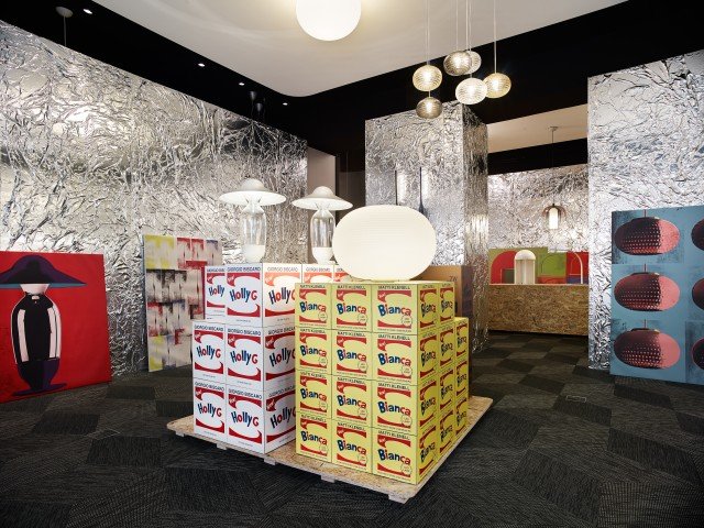L’allestimento dello showroom di FontanaArte durante la settimana milanese del design è ispirato a ‘the Factory’, lo studio di New York fondato da Andy Warhol negli anni Sessanta. Lo Studio CalviBrambilla, che ha firmato l’Art direction, ha voluto ricreare l’atmosfera di quel luogo, la ‘Silver Factory’ appunto, così chiamata per i rivestimenti in carta argentata degli ambienti. L’allestimento dello showroom di FontanaArte durante la settimana milanese del design è ispirato a ‘the Factory’, lo studio di New York fondato da Andy Warhol negli anni Sessanta. Lo Studio CalviBrambilla, che ha firmato l’Art direction, ha voluto ricreare l’atmosfera di quel luogo, la ‘Silver Factory’ appunto, così chiamata per i rivestimenti in carta argentata degli ambienti.