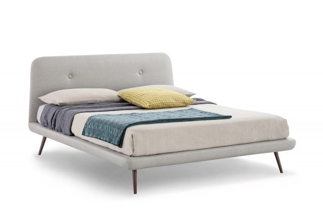 Circe di Novamobili è il nuovo letto presentato durante la Milano Design Week: è imbottito e rivestito in tessuto e in morbida ecopelle tinta unita; i piedini leggeri sono in legno. Misura L 202 x P 227 x H 96,5 cm. www.novamobili.it Circe di Novamobili è il nuovo letto presentato durante la Milano Design Week: è imbottito e rivestito in tessuto e in morbida ecopelle tinta unita; i piedini leggeri sono in legno. Misura L 202 x P 227 x H 96,5 cm. www.novamobili.it