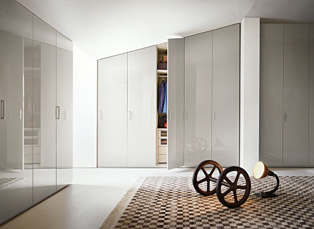 Pensato proprio per progetti “sartoriali” l’armadio Liscia (Officinadesign Lema) è riducibile a misura in altezza, larghezza e profondità e include soluzioni ad angolo o per colonne terminali. Anche le ante sono disponibili con diverse aperture – a battente, scorrevoli, pieghevoli, tagliate con inclinazione a richiesta – per soddisfare ogni esigenza progettuale e spaziale. Completano il ventaglio di possibilità compositive praticamente su misura la ricchezza delle attrezzature interne e la varietà cromatica a catalogo, con laccature sia lucide sia opache oltre alle essenze lignee. Pensato proprio per progetti “sartoriali” l’armadio Liscia (Officinadesign Lema) è riducibile a misura in altezza, larghezza e profondità e include soluzioni ad angolo o per colonne terminali. Anche le ante sono disponibili con diverse aperture – a battente, scorrevoli, pieghevoli, tagliate con inclinazione a richiesta – per soddisfare ogni esigenza progettuale e spaziale. Completano il ventaglio di possibilità compositive praticamente su misura la ricchezza delle attrezzature interne e la varietà cromatica a catalogo, con laccature sia lucide sia opache oltre alle essenze lignee.