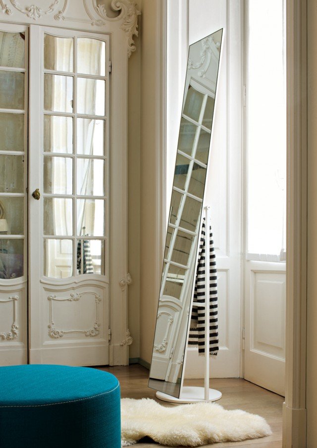 Rigoroso ed essenziale, Mir (design Ludovica & Roberto Palomba) può essere orientato a piacere grazie alla struttura in metallo verniciato con supporto girevole. Perfetto per spazi di piccole dimensioni o in un angolo come discreto ed elegante spettatore, si inserisce con il suo understatement raffinato in ambienti anche di stile differente. Misure L 31 x H 183,5 x P 31 cm. Rigoroso ed essenziale, Mir (design Ludovica & Roberto Palomba) può essere orientato a piacere grazie alla struttura in metallo verniciato con supporto girevole. Perfetto per spazi di piccole dimensioni o in un angolo come discreto ed elegante spettatore, si inserisce con il suo understatement raffinato in ambienti anche di stile differente. Misure L 31 x H 183,5 x P 31 cm.