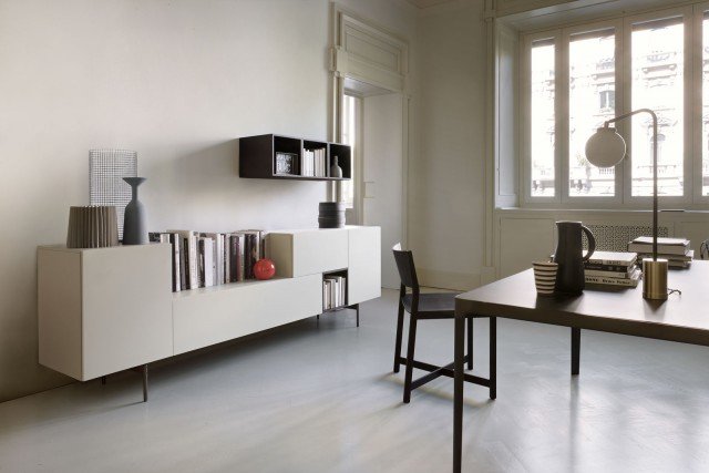 Dotata di elementi ad anta battente e a ribalta, la madia del sistema T030 (design Piero Lissoni) è un contenitore dal disegno minimale ed elegante, efficiente e pratico. Composta da volumi geometrici articolati con sapienza, si appoggia su un leggero sostegno metallico che la solleva da terra esaltandone l’espressività. Dotata di elementi ad anta battente e a ribalta, la madia del sistema T030 (design Piero Lissoni) è un contenitore dal disegno minimale ed elegante, efficiente e pratico. Composta da volumi geometrici articolati con sapienza, si appoggia su un leggero sostegno metallico che la solleva da terra esaltandone l’espressività.