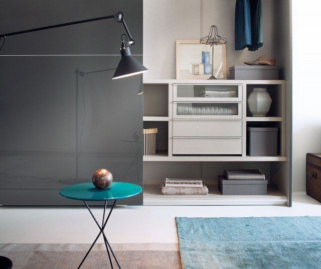 Elegantemente essenziale, con il sottile profilo di alluminio che scandisce la superficie, l’armadio Piana (Officinadesign Lema), riducibile a misura in profondità, garantisce una organizzazione contenitiva perfetta per ogni esigenza grazie alle numerose attrezzature interne, combinabili a piacere: cassettiere, porta-pantaloni, porta-cinture, porta-scarpe, ripiani e barre appendiabiti con luce integrata… A cui si aggiungono i preziosi tappetini per i cassetti e le scatole per i vani porta-camicie in cuoio e tessuto. Elegantemente essenziale, con il sottile profilo di alluminio che scandisce la superficie, l’armadio Piana (Officinadesign Lema), riducibile a misura in profondità, garantisce una organizzazione contenitiva perfetta per ogni esigenza grazie alle numerose attrezzature interne, combinabili a piacere: cassettiere, porta-pantaloni, porta-cinture, porta-scarpe, ripiani e barre appendiabiti con luce integrata… A cui si aggiungono i preziosi tappetini per i cassetti e le scatole per i vani porta-camicie in cuoio e tessuto.