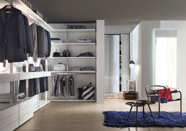 Così bella da poter essere esibita, la cabina armadio Hangar (design Piero Lissoni) è progettata per razionalizzare lo spazio e organizzare abiti e accessori in modo fluido e funzionale. Ordine e libertà sono infatti le parole chiave di questo sistema assolutamente strutturato sulle necessità di chi lo sceglie: la leggerezza del vetro e il calore del legno possono infatti combinarsi in infinite soluzioni, in cui elementi anche laccati nelle tante tinte opache del catalogo Lema e diversi accessori possono essere accostati senza vincoli grazie ai montanti metallici da pavimento a soffitto. Così bella da poter essere esibita, la cabina armadio Hangar (design Piero Lissoni) è progettata per razionalizzare lo spazio e organizzare abiti e accessori in modo fluido e funzionale. Ordine e libertà sono infatti le parole chiave di questo sistema assolutamente strutturato sulle necessità di chi lo sceglie: la leggerezza del vetro e il calore del legno possono infatti combinarsi in infinite soluzioni, in cui elementi anche laccati nelle tante tinte opache del catalogo Lema e diversi accessori possono essere accostati senza vincoli grazie ai montanti metallici da pavimento a soffitto.