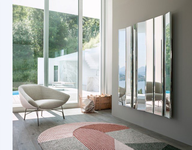 Sofisticatamente scenografico, lo specchio Mirage (design Tokujin Yoshioka) ha più superfici riflettenti che possono essere montate con diverse angolazioni grazie a un particolare sistema di aggancio a parete. Studiato per dare movimento alle superfici e ampliare la percezione dello spazio, dà profondità agli ambienti e si distingue per l’originalità e la cura dei dettagli: ciascun modulo è infatti rifinito con una molatura che ricorda le lavorazioni classiche degli specchi. Ogni modulo misura L 18 x H 150 x P 6 cm. Sofisticatamente scenografico, lo specchio Mirage (design Tokujin Yoshioka) ha più superfici riflettenti che possono essere montate con diverse angolazioni grazie a un particolare sistema di aggancio a parete. Studiato per dare movimento alle superfici e ampliare la percezione dello spazio, dà profondità agli ambienti e si distingue per l’originalità e la cura dei dettagli: ciascun modulo è infatti rifinito con una molatura che ricorda le lavorazioni classiche degli specchi. Ogni modulo misura L 18 x H 150 x P 6 cm.