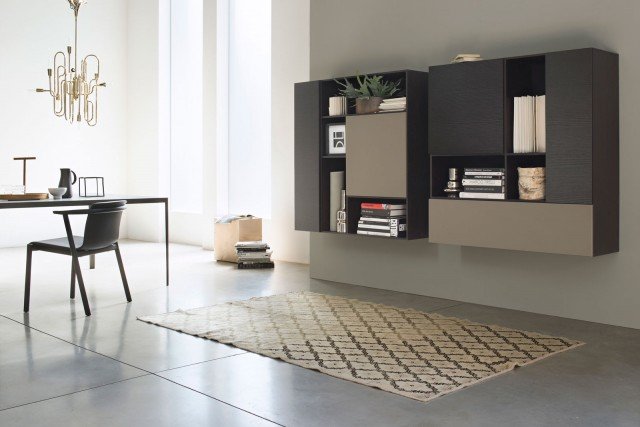 T030 (design Piero Lissoni) è un sistema che si presta anche a leggere e nel contempo sofisticate composizioni pensili, dalla elevata riuscita estetica: come in questo esempio, in cui il contrasto tra le due finiture – laccato Cacao e rovere Carbone – sottolinea la presenza scultorea dei volumi ottenuti con elementi Box. Una soluzione resa ulteriormente elegante dalla matericità del legno, utilizzato anche per gli interni. T030 (design Piero Lissoni) è un sistema che si presta anche a leggere e nel contempo sofisticate composizioni pensili, dalla elevata riuscita estetica: come in questo esempio, in cui il contrasto tra le due finiture – laccato Cacao e rovere Carbone – sottolinea la presenza scultorea dei volumi ottenuti con elementi Box. Una soluzione resa ulteriormente elegante dalla matericità del legno, utilizzato anche per gli interni.