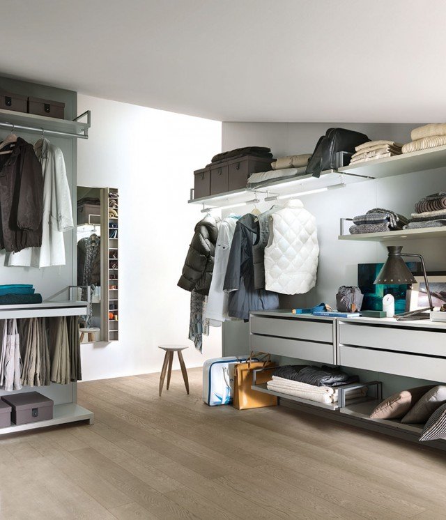 La cabina armadio Novenove (Officinadesign Lema) organizza lo spazio con eleganza ed efficienza, risolvendo con un’ampia gamma di moduli a catalogo una altrettanto vasta possibilità compositiva. Ogni ambiente diventa su misura grazie ai pannelli a muro in tre altezze e altrettante larghezze standard, tagliabili a misura (anche inclinati) in caso di situazioni spaziali più complesse. Perfetta in combinazione con il programma Armadio al Centimetro, è attrezzabile con tanti accessori e disponibile in più finiture. La cabina armadio Novenove (Officinadesign Lema) organizza lo spazio con eleganza ed efficienza, risolvendo con un’ampia gamma di moduli a catalogo una altrettanto vasta possibilità compositiva. Ogni ambiente diventa su misura grazie ai pannelli a muro in tre altezze e altrettante larghezze standard, tagliabili a misura (anche inclinati) in caso di situazioni spaziali più complesse. Perfetta in combinazione con il programma Armadio al Centimetro, è attrezzabile con tanti accessori e disponibile in più finiture.