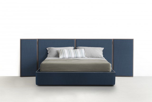 Lo scenografico letto Jobu (design Piero Lissoni) si contraddistingue per l’eleganza sofisticata, giocata sul dialogo tra minimalismo e decorazione: un essenziale sommier con profili a contrasto a coda di topo, impreziosito da una testiera in versione extra large che trae ispirazione dai ventagli. Proposto al Salone in un inedito velluto blu con telaio in rovere termo trattato, può essere rivestito in tessuto o in pelle. Lo scenografico letto Jobu (design Piero Lissoni) si contraddistingue per l’eleganza sofisticata, giocata sul dialogo tra minimalismo e decorazione: un essenziale sommier con profili a contrasto a coda di topo, impreziosito da una testiera in versione extra large che trae ispirazione dai ventagli. Proposto al Salone in un inedito velluto blu con telaio in rovere termo trattato, può essere rivestito in tessuto o in pelle.