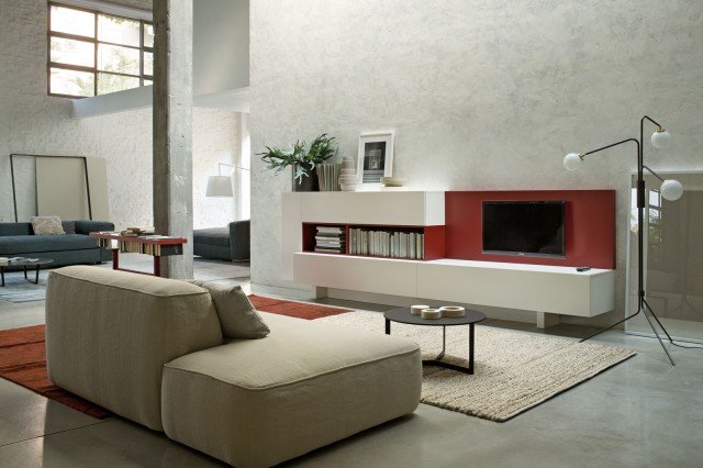 Perfetto anche per organizzare la zona del relax, il sistema T030 (design Piero Lissoni) in questa soluzione grazie al grande pannello laccato rosso sostiene lo schermo televisivo senza dover forare la parete retrostante e nasconde tutto il cablaggio necessario. Le ante a ribalta e a battente celano gli apparecchi elettronici, mentre i vani a giorno per libri o dvd alleggeriscono la composizione. Perfetto anche per organizzare la zona del relax, il sistema T030 (design Piero Lissoni) in questa soluzione grazie al grande pannello laccato rosso sostiene lo schermo televisivo senza dover forare la parete retrostante e nasconde tutto il cablaggio necessario. Le ante a ribalta e a battente celano gli apparecchi elettronici, mentre i vani a giorno per libri o dvd alleggeriscono la composizione.