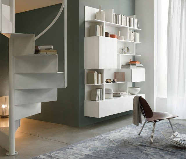 Volumi chiusi e ripiani a mensola ritmano questa composizione a libreria di T030 (design Piero Lissoni) in laccato bianco, che organizza la parete con un dinamico gioco di pieni e di vuoti asimmetrici. Perfetta anche per un angolo di lavoro, si trasforma in un’elegante architettura a scala ridotta capace di dare ordine e nel contempo bellezza a una parete. Volumi chiusi e ripiani a mensola ritmano questa composizione a libreria di T030 (design Piero Lissoni) in laccato bianco, che organizza la parete con un dinamico gioco di pieni e di vuoti asimmetrici. Perfetta anche per un angolo di lavoro, si trasforma in un’elegante architettura a scala ridotta capace di dare ordine e nel contempo bellezza a una parete.