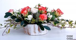 2. Posizionare le rose Marie Claire è il passaggio più difficile e prendetevi tutto il tempo necessario senza temere di cambiare posizione a uno stelo più di una volta. In ogni caso sarà necessario abbassarne o alzarne alcuni durante i passaggi successivi. Per animare la composizione infiggete gli steli nella spugna in diagonale e non secondo un disegno circolare come la forma del contenitore suggerirebbe ma disegnando un ovale così che il tutto sembri allungarsi. Aggiungiamo le rose polyantha bianche. Ogni ramo di Super Bubbles può essere suddiviso in almeno tre rametti con tre o più boccioli così da moltiplicare il materiale a nostra disposizione. Gli steli sottili devono essere infissi nella spugna impugnandoli alla base così da accompagnarli un poco alla volta. 2. Posizionare le rose Marie Claire è il passaggio più difficile e prendetevi tutto il tempo necessario senza temere di cambiare posizione a uno stelo più di una volta. In ogni caso sarà necessario abbassarne o alzarne alcuni durante i passaggi successivi. Per animare la composizione infiggete gli steli nella spugna in diagonale e non secondo un disegno circolare come la forma del contenitore suggerirebbe ma disegnando un ovale così che il tutto sembri allungarsi. Aggiungiamo le rose polyantha bianche. Ogni ramo di Super Bubbles può essere suddiviso in almeno tre rametti con tre o più boccioli così da moltiplicare il materiale a nostra disposizione. Gli steli sottili devono essere infissi nella spugna impugnandoli alla base così da accompagnarli un poco alla volta.