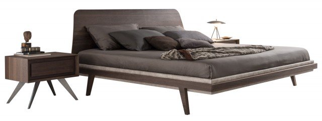 1950’s di Presotto è un comodino in legno che riprende le linee rétro del letto ispirate agli anni Cinquanta; i piedi sono alti e inclinati verso l‘esterno. Prezzo su richiesta. www.presotto.it 1950’s di Presotto è un comodino in legno che riprende le linee rétro del letto ispirate agli anni Cinquanta; i piedi sono alti e inclinati verso l‘esterno. Prezzo su richiesta. www.presotto.it