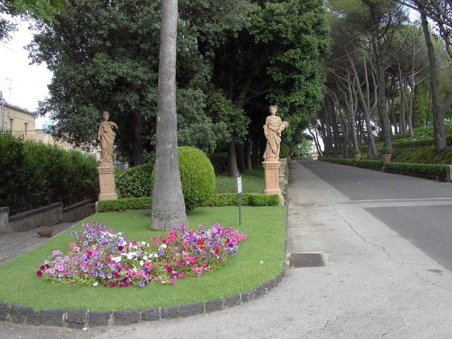 Giardino Pubblico Vittorio Emanuele di Caltagirone (Catania), la "Villa Comunale". Giardino Pubblico Vittorio Emanuele di Caltagirone (Catania), la "Villa Comunale".