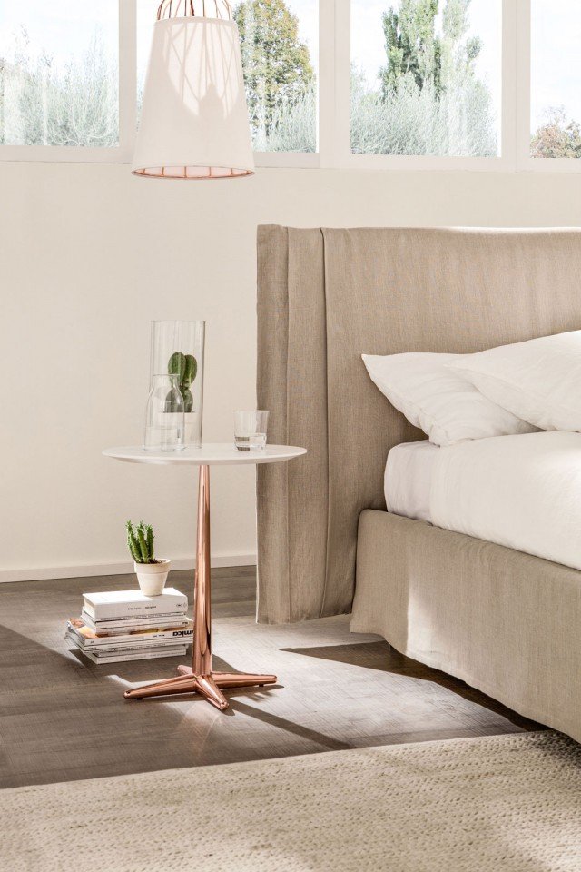 City di Cantori ha la forma di un tavolino con il piano in legno impiallacciato rovere spazzolato a poro aperto e la struttura in metallo con finitura rame. Misura ø 45,5 x H 56,4 cm. Prezzo 464 euro. www.cantori.it City di Cantori ha la forma di un tavolino con il piano in legno impiallacciato rovere spazzolato a poro aperto e la struttura in metallo con finitura rame. Misura ø 45,5 x H 56,4 cm. Prezzo 464 euro. www.cantori.it