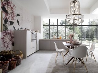 cucina a L con ante in legno aperta sul soggiorno Beluga di Rastelli Cucine cucina a L con ante in legno aperta sul soggiorno Beluga di Rastelli Cucine