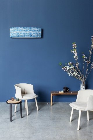 Il modello Emura di Daikin è disponibile anche nella limited edition Alcantara® che permette di personalizzare i pannelli frontali scegliendo tra trenta finiture. Dotato di filtri che permettono di ottimizzare la filtrazione dell’aria, è proposto in abbinamento alla app Online Controller (per iOS e per Android) per consentire il completo controllo da remoto. Disponibile in più potenze, ha l’unità interna che misura L 99,8 x P 21,2 x H 30,3 cm. Da 2 kW, escluso pannello in Alcantara, prezzo da 1.700 euro. www.daikin.it Il modello Emura di Daikin è disponibile anche nella limited edition Alcantara® che permette di personalizzare i pannelli frontali scegliendo tra trenta finiture. Dotato di filtri che permettono di ottimizzare la filtrazione dell’aria, è proposto in abbinamento alla app Online Controller (per iOS e per Android) per consentire il completo controllo da remoto. Disponibile in più potenze, ha l’unità interna che misura L 99,8 x P 21,2 x H 30,3 cm. Da 2 kW, escluso pannello in Alcantara, prezzo da 1.700 euro. www.daikin.it