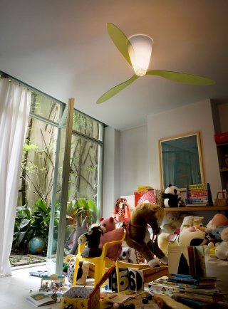In Blow di Luceplan un sofisticato sistema elettronico permette di gestire a distanza sia la luce sia la ventilazione mediante un telecomando a raggi infrarossi. Le pale in metacrilato, colorate e trasparenti, hanno diametro di 140 cm. Prezzo da 590 euro. www.luceplan.it In Blow di Luceplan un sofisticato sistema elettronico permette di gestire a distanza sia la luce sia la ventilazione mediante un telecomando a raggi infrarossi. Le pale in metacrilato, colorate e trasparenti, hanno diametro di 140 cm. Prezzo da 590 euro. www.luceplan.it
