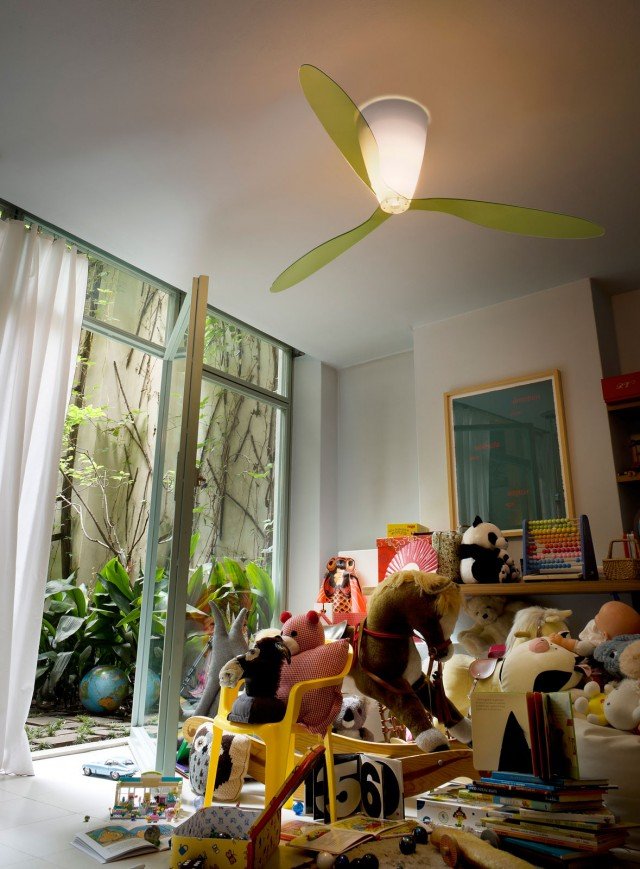 In Blow di Luceplan un sofisticato sistema elettronico permette di gestire a distanza sia la luce sia la ventilazione mediante un telecomando a raggi infrarossi. Le pale in metacrilato, colorate e trasparenti, hanno diametro di 140 cm. Prezzo da 590 euro. www.luceplan.it In Blow di Luceplan un sofisticato sistema elettronico permette di gestire a distanza sia la luce sia la ventilazione mediante un telecomando a raggi infrarossi. Le pale in metacrilato, colorate e trasparenti, hanno diametro di 140 cm. Prezzo da 590 euro. www.luceplan.it