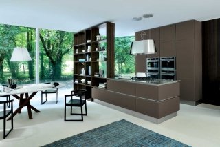 cucina con ante in vetro laccato marrone e apertura a gola Ri-flex di Veneta Cucine cucina con ante in vetro laccato marrone e apertura a gola Ri-flex di Veneta Cucine