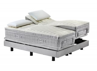 Smartech è l’innovativo sistema letto di Magniflex che comprende materasso, rete e applicazione per la raccolta e consultazione dei dati con cui è possibile osservare e analizzare il proprio riposo, conoscerlo a fondo e migliorarlo seguendo i consigli che l'applicazione fornisce giorno dopo giorno. Attraverso un insieme di sensori invisibili, inseriti all'interno del materasso e del device esterno, Smartech raccoglie i dati relativi al materasso, alla camera da letto, alla persona e alla qualità del suo riposo. La centralina li elabora e, quando richiesto, li invia tramite wifi allo smartphone e al sito internet collegato. Con Smartech si possono impostare alcune funzioni relative alla base letto, tra cui: alzata testa o gambe, massaggio testa o gambe, impostazione di reset automatico, sgonfiamento gambe, zero gravity, posizione ideale per la lettura e antirussamento. www.magniflex.it Smartech è l’innovativo sistema letto di Magniflex che comprende materasso, rete e applicazione per la raccolta e consultazione dei dati con cui è possibile osservare e analizzare il proprio riposo, conoscerlo a fondo e migliorarlo seguendo i consigli che l'applicazione fornisce giorno dopo giorno. Attraverso un insieme di sensori invisibili, inseriti all'interno del materasso e del device esterno, Smartech raccoglie i dati relativi al materasso, alla camera da letto, alla persona e alla qualità del suo riposo. La centralina li elabora e, quando richiesto, li invia tramite wifi allo smartphone e al sito internet collegato. Con Smartech si possono impostare alcune funzioni relative alla base letto, tra cui: alzata testa o gambe, massaggio testa o gambe, impostazione di reset automatico, sgonfiamento gambe, zero gravity, posizione ideale per la lettura e antirussamento. www.magniflex.it