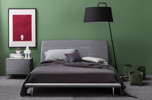 Boston di Calligaris è impiallacciato in legno nella finitura grigio come il letto Dixie; è dotato di due grandi cassetti con apertura a spinta e ha i piedini conici in alluminio lucido. Misura L 61 x P 45 x H 50 cm. Prezzo 677 euro. www.calligaris.it Boston di Calligaris è impiallacciato in legno nella finitura grigio come il letto Dixie; è dotato di due grandi cassetti con apertura a spinta e ha i piedini conici in alluminio lucido. Misura L 61 x P 45 x H 50 cm. Prezzo 677 euro. www.calligaris.it
