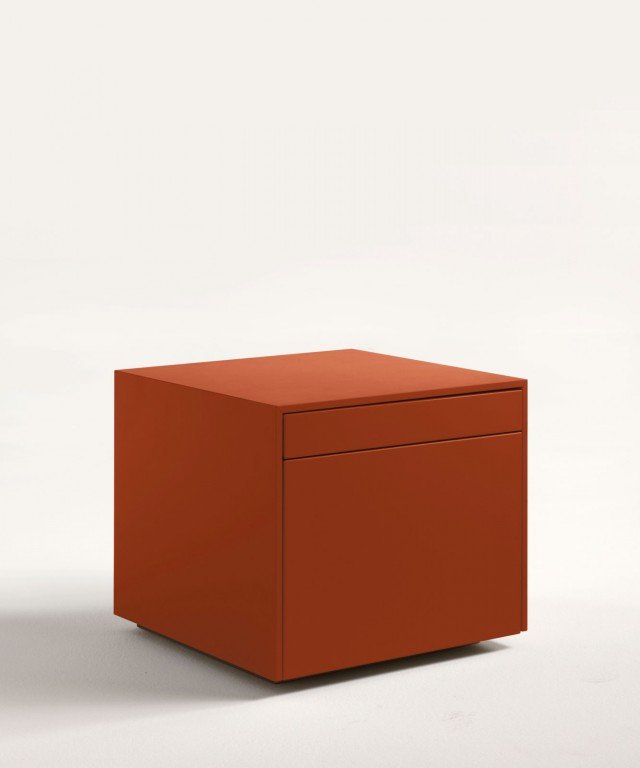 Shen di Lema ha un design lineare e contemporaneo; la superficie è in legno laccato opaco in una intensa tonalità mango. Le maniglie basculanti sono nascoste da un gioco grafico che non compromette l’estetica. Misura L 60 x P 46 x H 35 cm. Prezzo 560 euro. www.lemamobili.com Shen di Lema ha un design lineare e contemporaneo; la superficie è in legno laccato opaco in una intensa tonalità mango. Le maniglie basculanti sono nascoste da un gioco grafico che non compromette l’estetica. Misura L 60 x P 46 x H 35 cm. Prezzo 560 euro. www.lemamobili.com