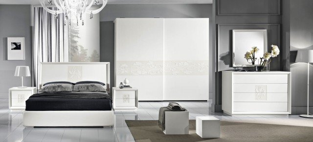Artemide di Eurodesign è un comodino nella finitura bianco frassino dotato di due cassetti con il fronte decorato da un motivo floreale stilizzato. Misura L 60 x P 44 x H 55 cm. Prezzo 932 euro (per la coppia di comodini). www.eurodesignsrl.it Artemide di Eurodesign è un comodino nella finitura bianco frassino dotato di due cassetti con il fronte decorato da un motivo floreale stilizzato. Misura L 60 x P 44 x H 55 cm. Prezzo 932 euro (per la coppia di comodini). www.eurodesignsrl.it