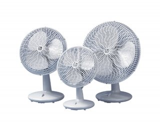 I ventilatori oscillanti della Serie Gordon di Rowenta sono disponibili in 2 modelli da tavolo con diametro di 30 cm o 40 cm. Realizzati in resina termoplastica antiurto sono regolabili su 3 velocità e hanno testa inclinabile e orientabile con rotazione di 90°. Prezzo 100 euro. www.vortice.com I ventilatori oscillanti della Serie Gordon di Rowenta sono disponibili in 2 modelli da tavolo con diametro di 30 cm o 40 cm. Realizzati in resina termoplastica antiurto sono regolabili su 3 velocità e hanno testa inclinabile e orientabile con rotazione di 90°. Prezzo 100 euro. www.vortice.com