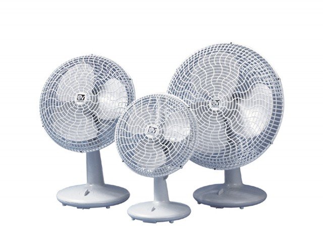 I ventilatori oscillanti della Serie Gordon di Rowenta sono disponibili in 2 modelli da tavolo con diametro di 30 cm o 40 cm. Realizzati in resina termoplastica antiurto sono regolabili su 3 velocità e hanno testa inclinabile e orientabile con rotazione di 90°. Prezzo 100 euro. www.vortice.com I ventilatori oscillanti della Serie Gordon di Rowenta sono disponibili in 2 modelli da tavolo con diametro di 30 cm o 40 cm. Realizzati in resina termoplastica antiurto sono regolabili su 3 velocità e hanno testa inclinabile e orientabile con rotazione di 90°. Prezzo 100 euro. www.vortice.com