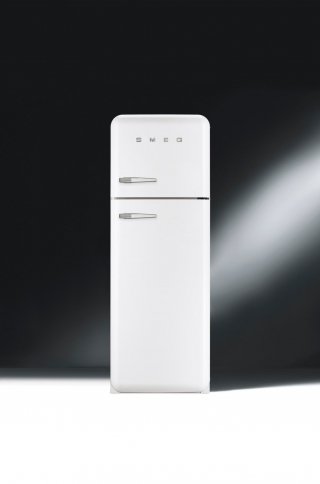 Il frigorifero ventilato a due porte anni '50, FAB30RB1 di Smeg in classe energetica A++, ha capacità totale lorda di 295 litri e emette un rumore di 38 decbel. Dotato di sbrinamento automatico misura l 60 x P 72 x H 168,80 cm. Prezzo 1.726 euro. www.smeg.it Il frigorifero ventilato a due porte anni '50, FAB30RB1 di Smeg in classe energetica A++, ha capacità totale lorda di 295 litri e emette un rumore di 38 decbel. Dotato di sbrinamento automatico misura l 60 x P 72 x H 168,80 cm. Prezzo 1.726 euro. www.smeg.it
