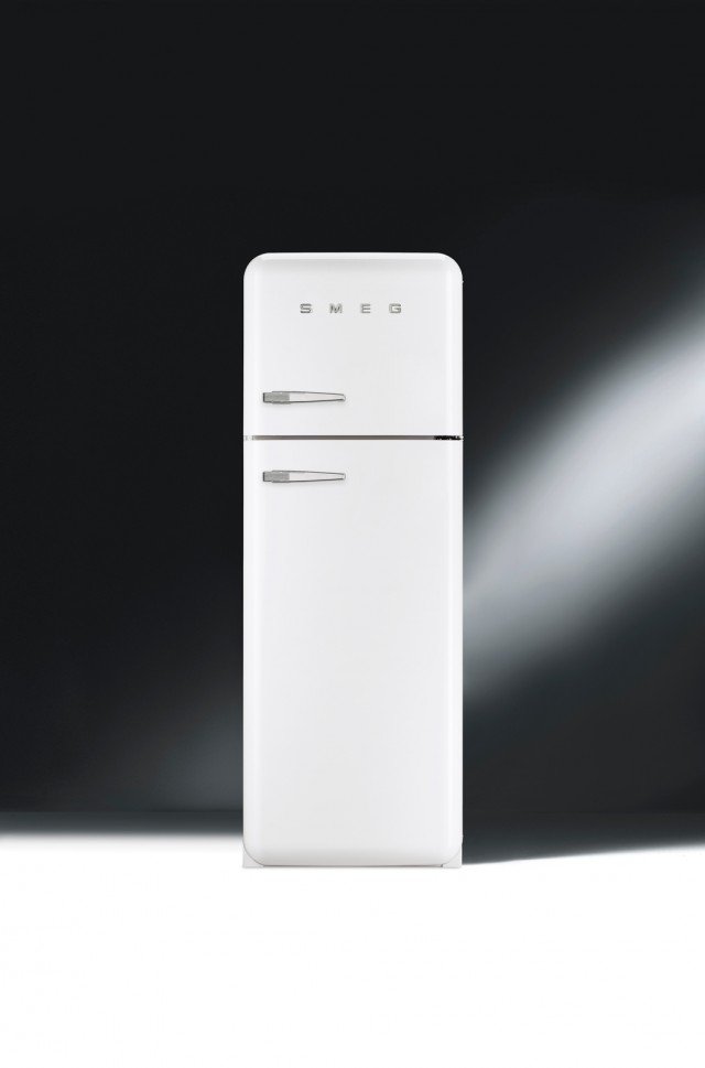 Il frigorifero ventilato a due porte anni '50, FAB30RB1 di Smeg in classe energetica A++, ha capacità totale lorda di 295 litri e emette un rumore di 38 decbel. Dotato di sbrinamento automatico misura l 60 x P 72 x H 168,80 cm. Prezzo 1.726 euro. www.smeg.it Il frigorifero ventilato a due porte anni '50, FAB30RB1 di Smeg in classe energetica A++, ha capacità totale lorda di 295 litri e emette un rumore di 38 decbel. Dotato di sbrinamento automatico misura l 60 x P 72 x H 168,80 cm. Prezzo 1.726 euro. www.smeg.it