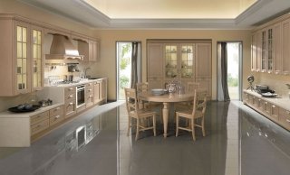 cucina con grande vetrina e sinuosa cappa rétro con fregi Imperial di Aran Cucine cucina con grande vetrina e sinuosa cappa rétro con fregi Imperial di Aran Cucine
