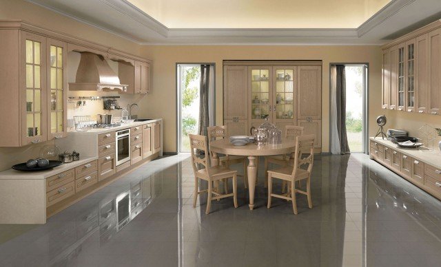 cucina con grande vetrina e sinuosa cappa rétro con fregi Imperial di Aran Cucine cucina con grande vetrina e sinuosa cappa rétro con fregi Imperial di Aran Cucine